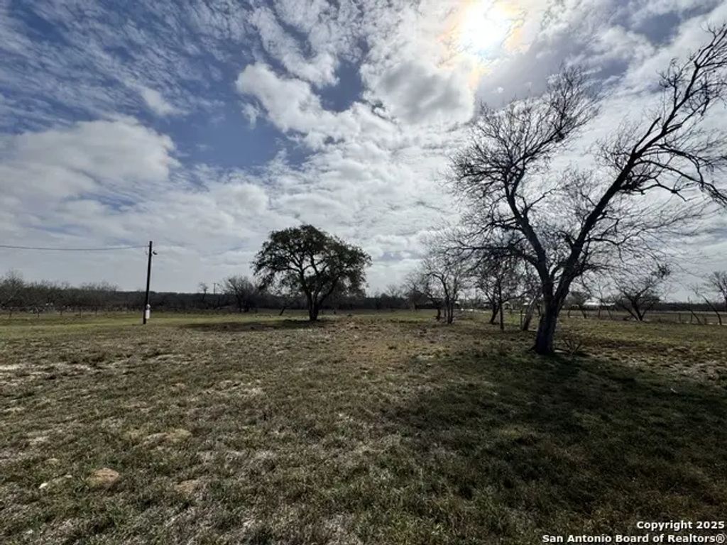 115 County Road 779, Devine