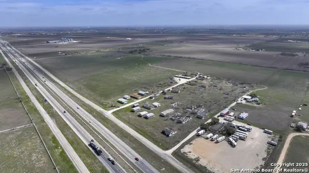 8205 W Interstate 10, Seguin