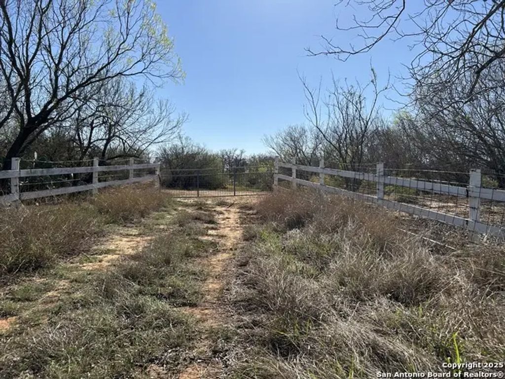 4790 Blackhill, Floresville