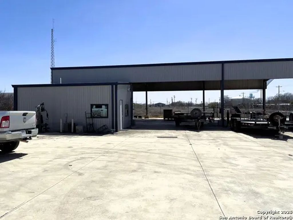 210 N Cherry, Pearsall