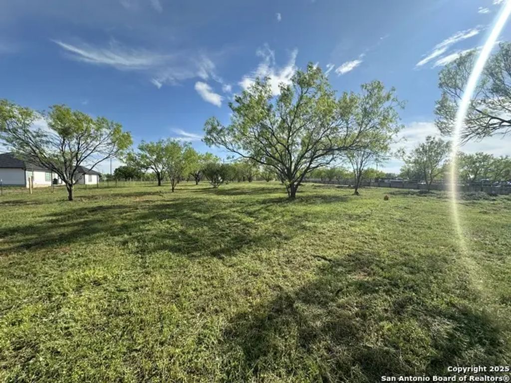 148 County Road 2667, Devine