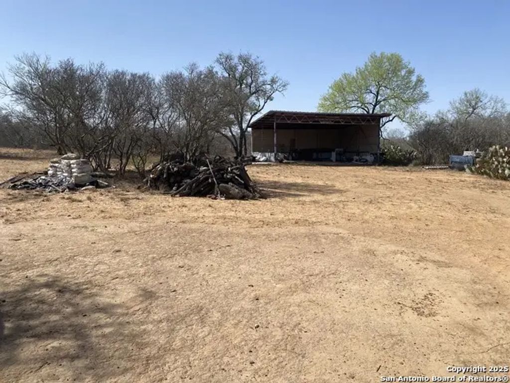 185 E Cr 2662, Devine