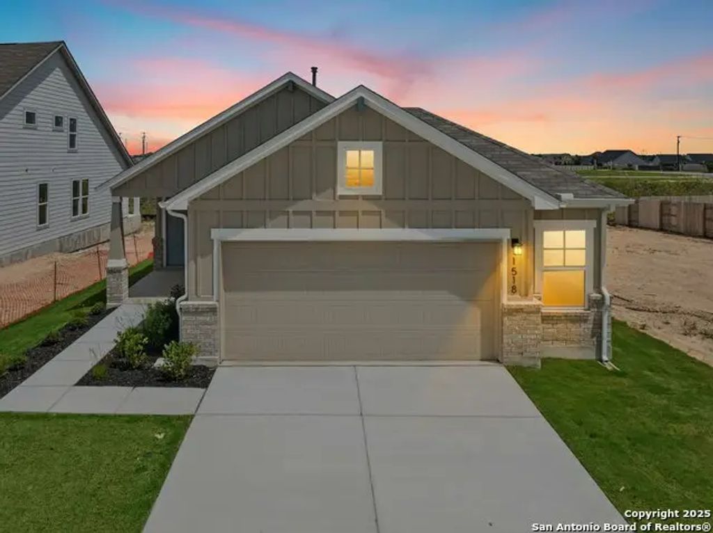 1518 Bluff Path, New Braunfels
