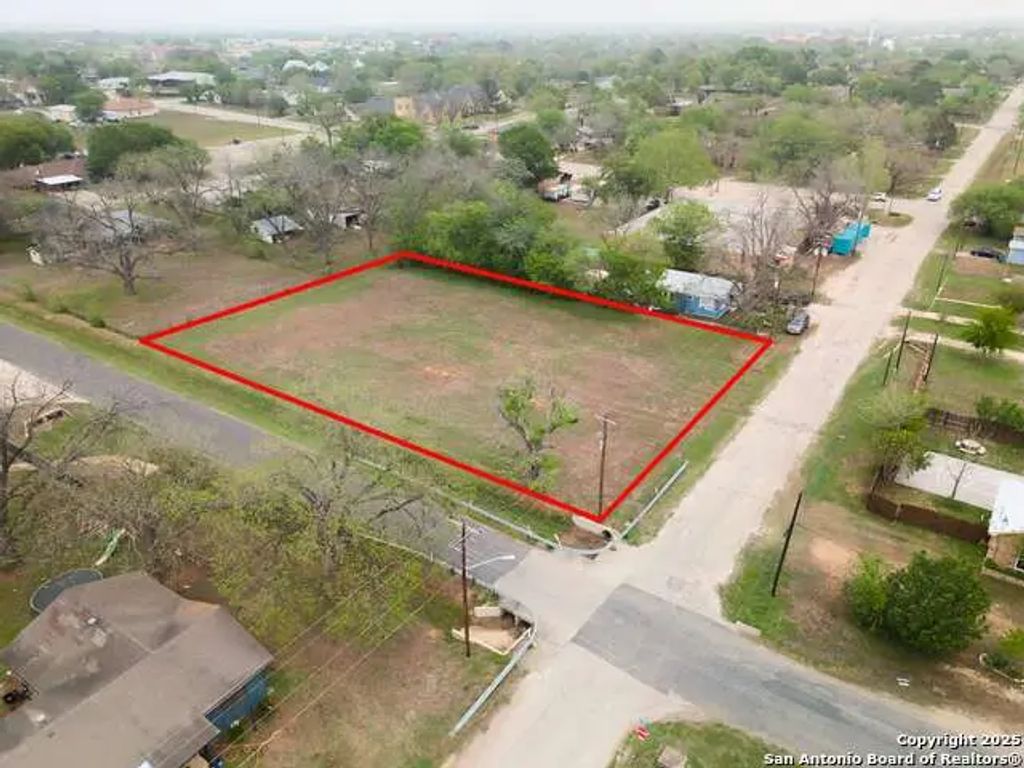 1306 B St, Floresville