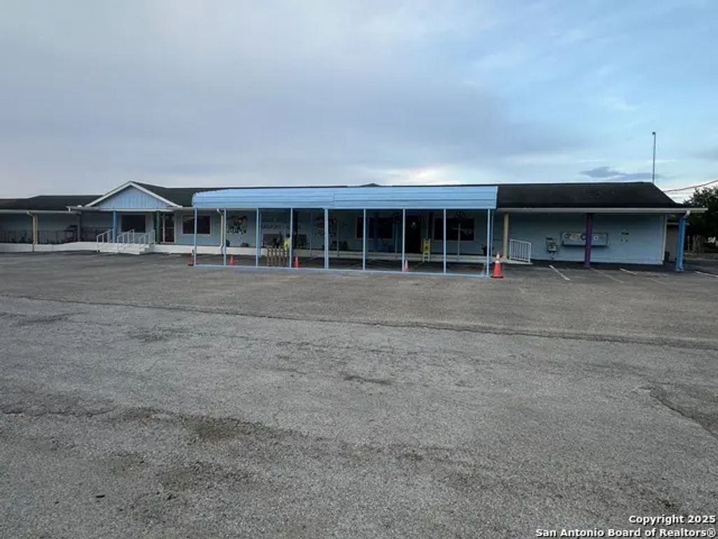 2000 10th, Floresville