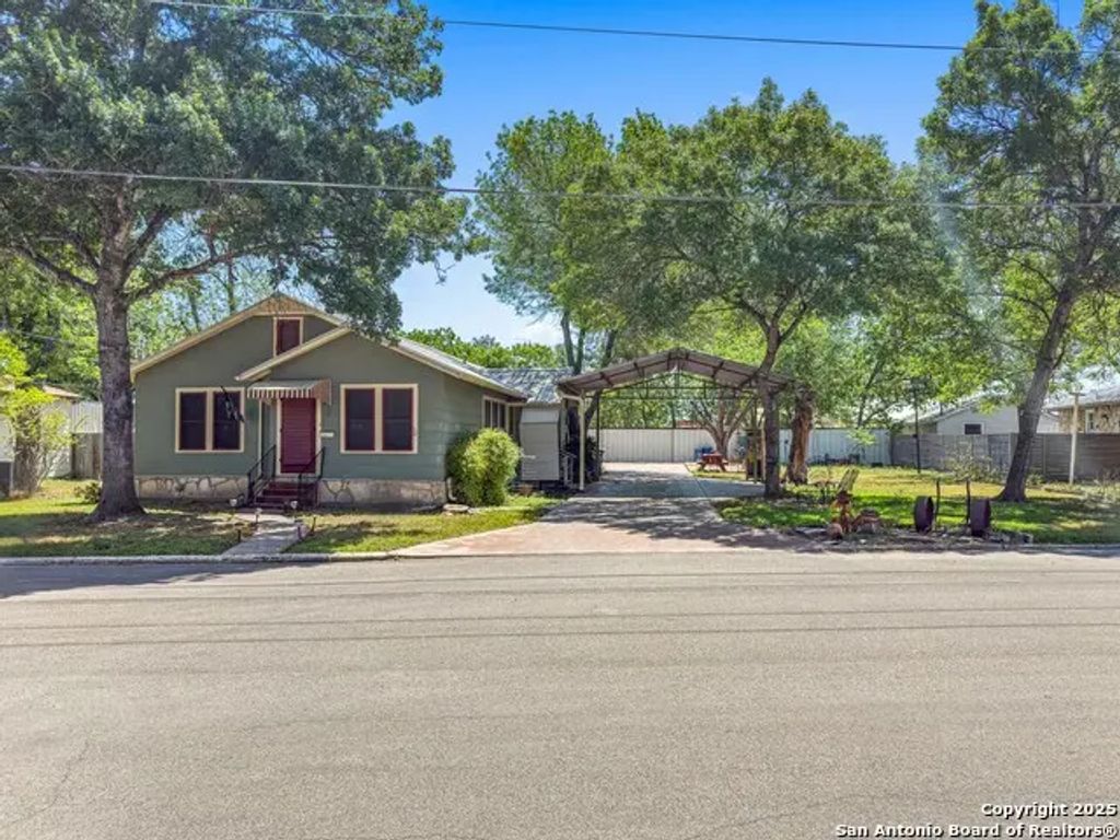 1175 W Coll, New Braunfels