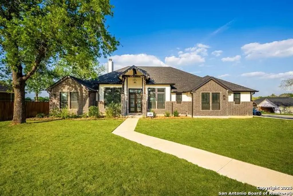 132 Ash Parkway, La Vernia