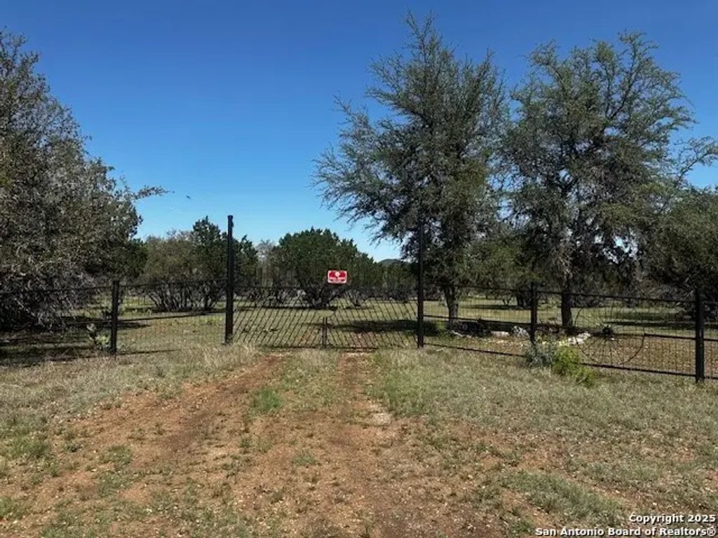 698 N Kahn, Rio Frio