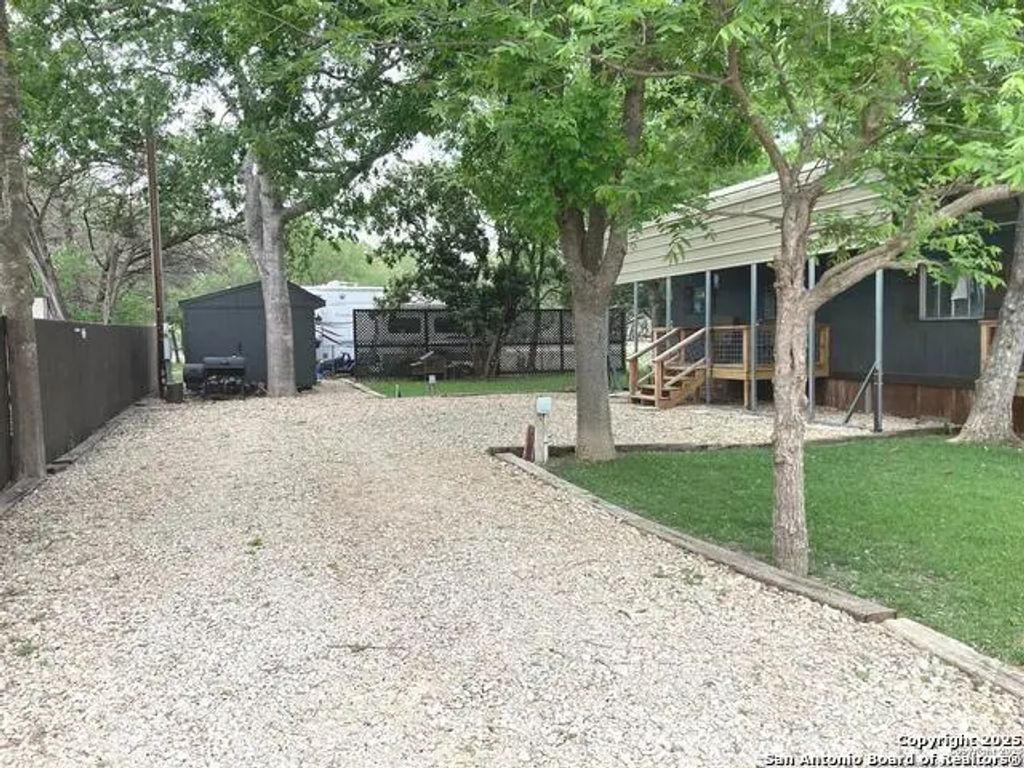 155 Paloma Dr., Bandera