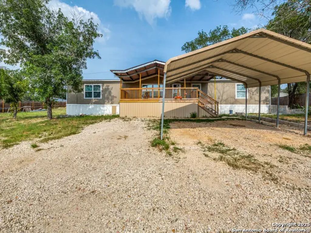 108 River Run Dr, Poteet