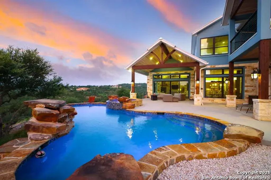 1023 Comanche Rdg, New Braunfels