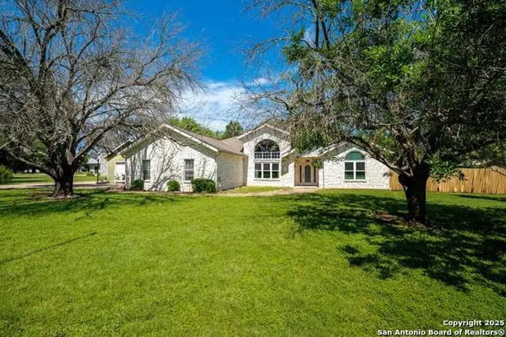132 E Tall Timber Rd, Kerrville