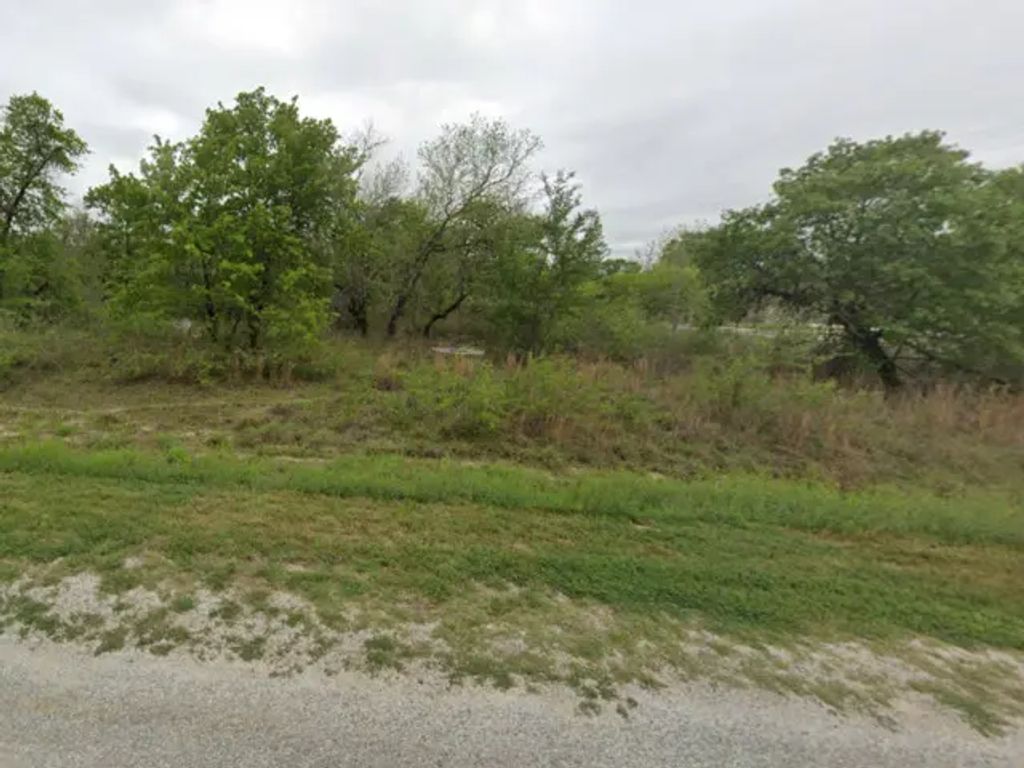 139 Red Fox, Poteet