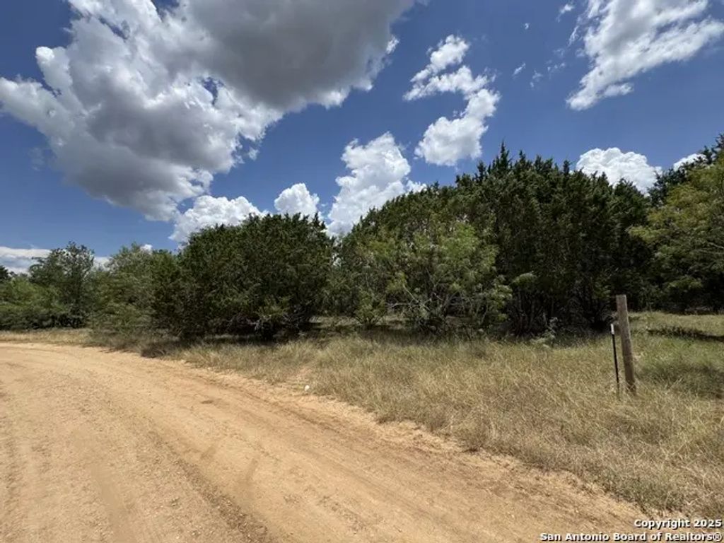 Nacona Dr, Bandera