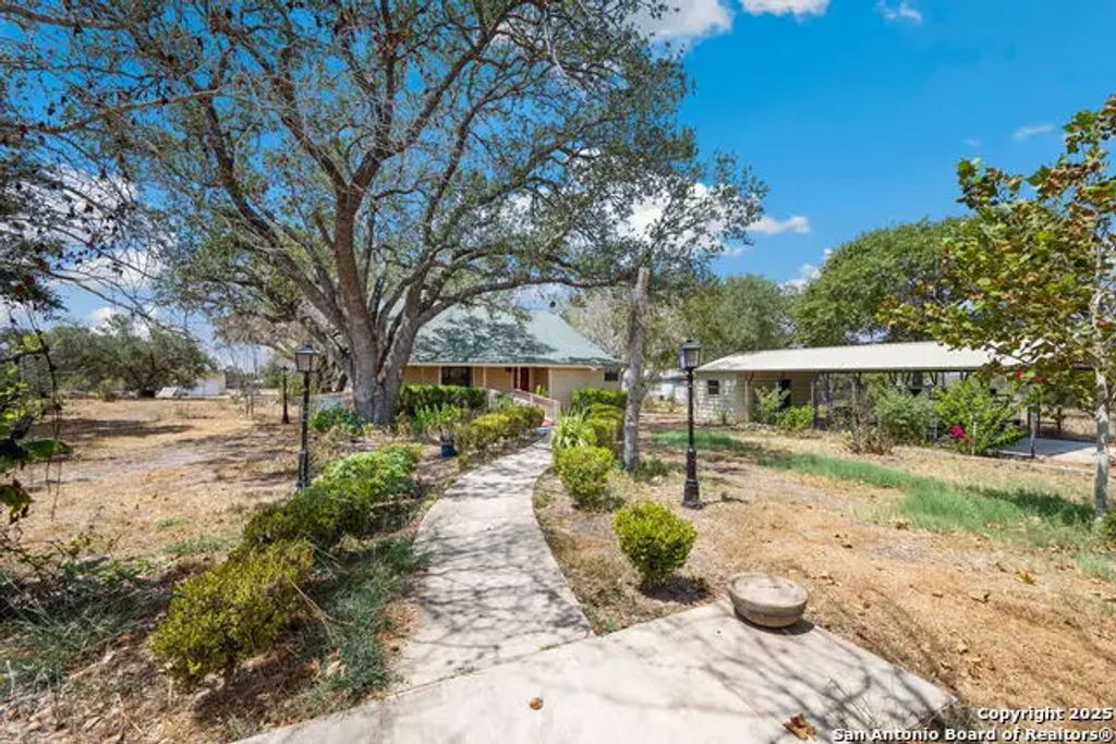 106 Hickory Cir, Floresville