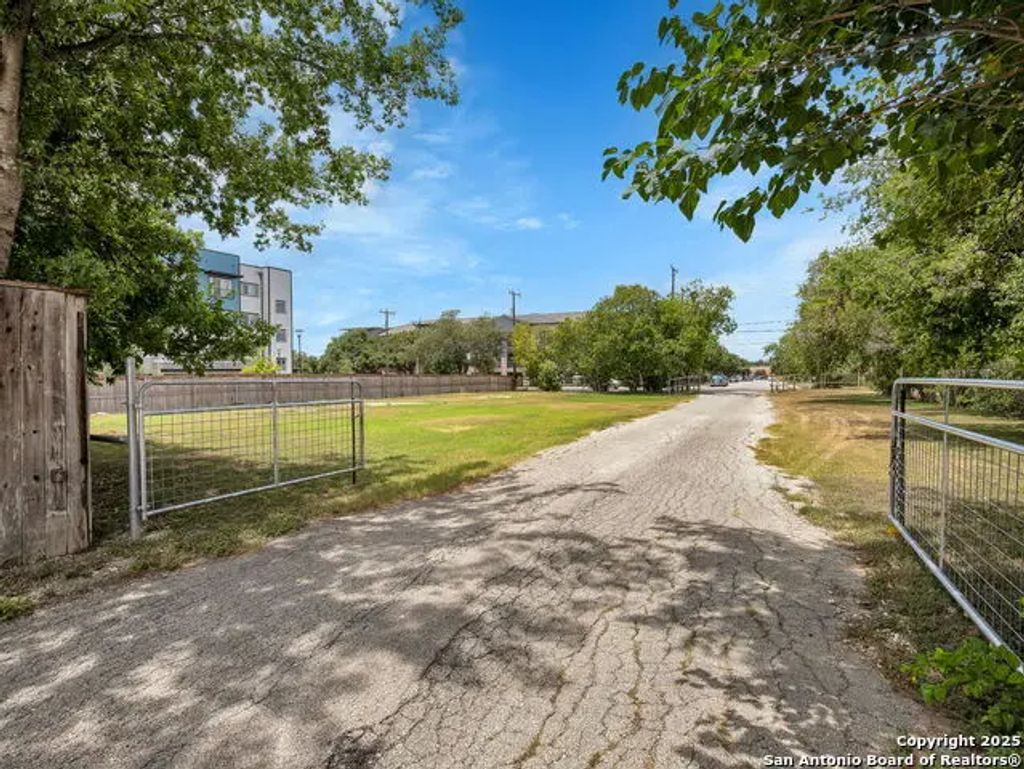 602 Everest, San Antonio