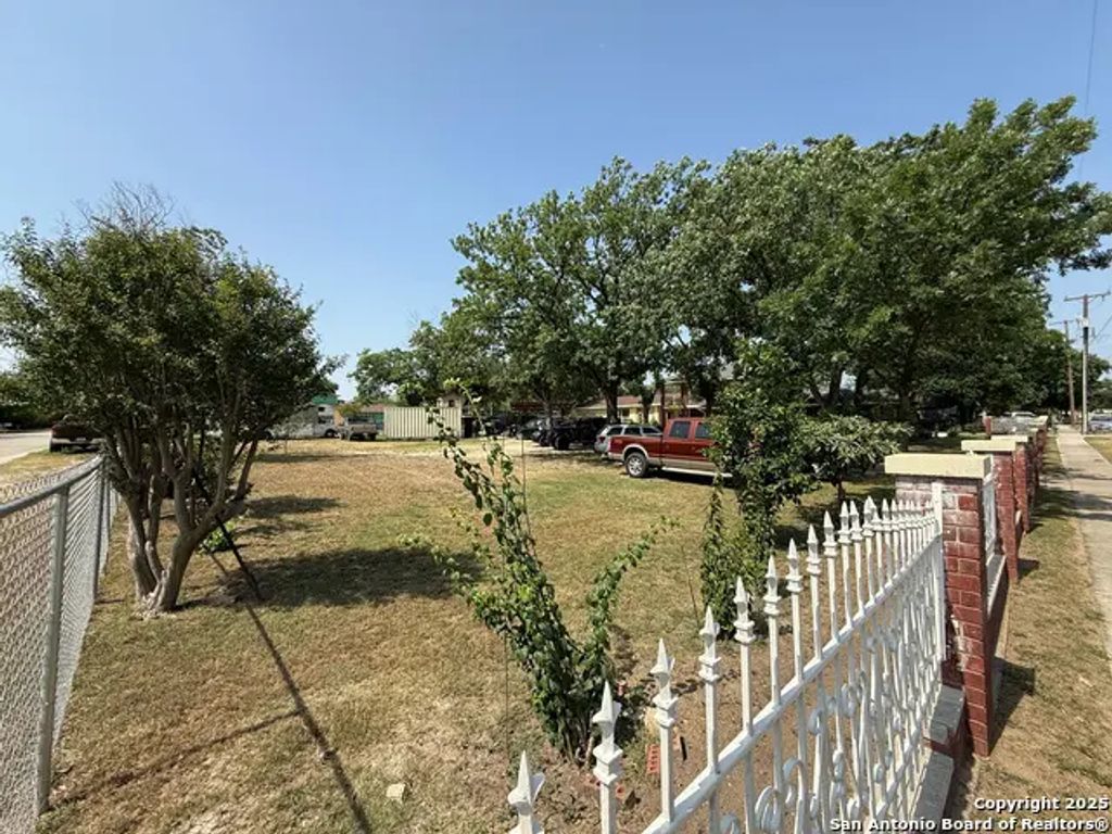 710 W Baetz Blvd 1, San Antonio