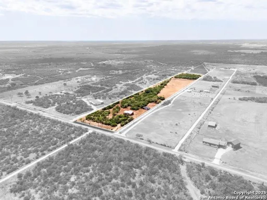 1979 County Road 651, Devine