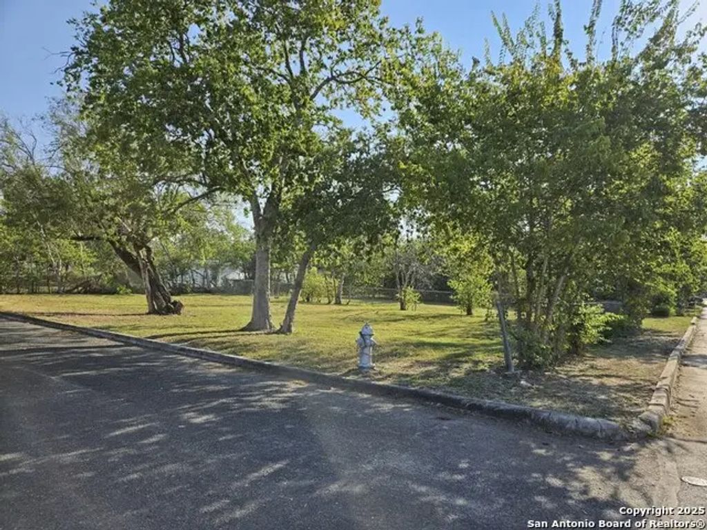 546 Seay, Seguin
