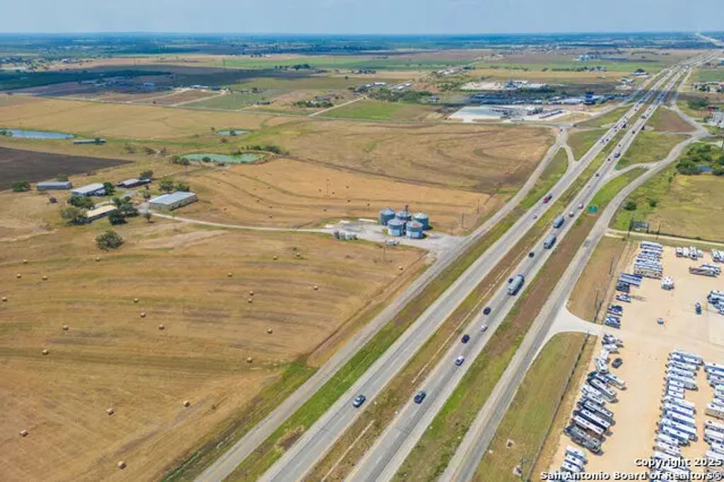 5775 W Interstate 10, Seguin