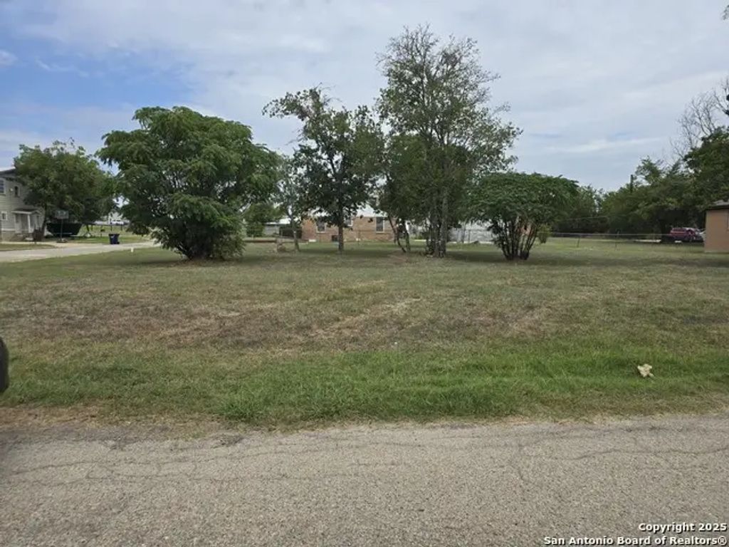 209 E 3rd, Rockdale