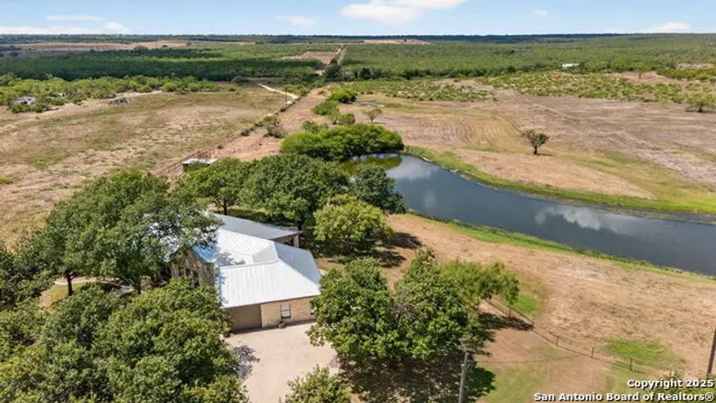 2220 Fm 1343, Devine