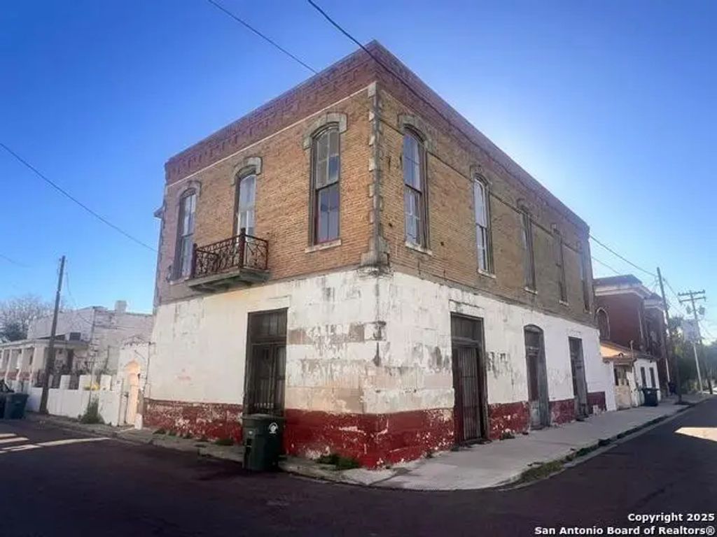 520 Davis Ave B, Laredo