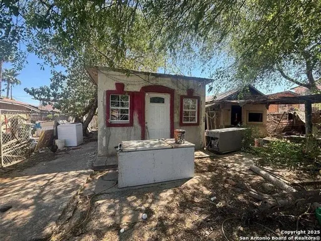 2206 Smith, Laredo