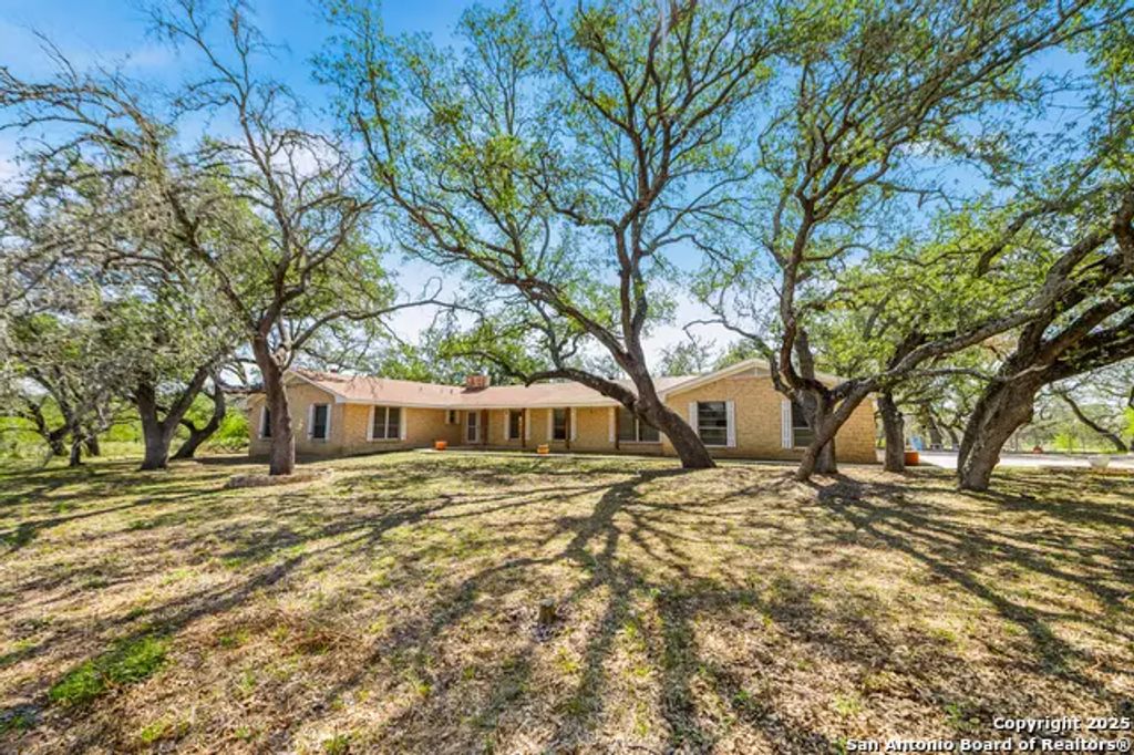 Fm 2200, Devine