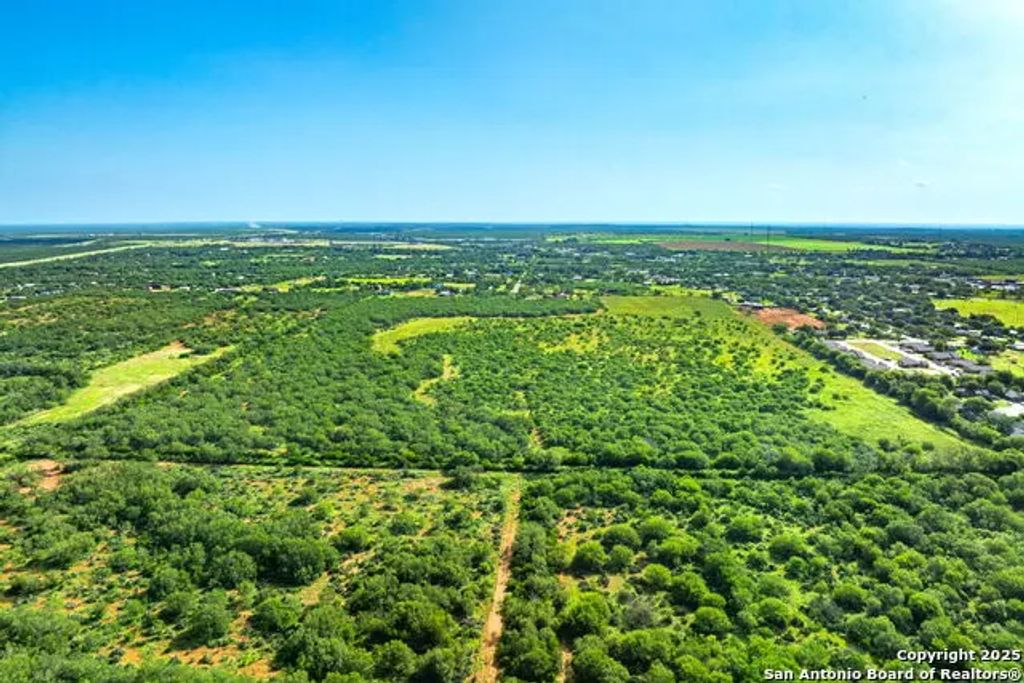 3911 County Road 1000, Pearsall