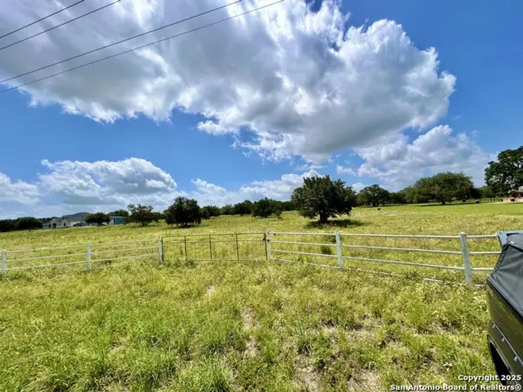 3200 N Ih 35, Natalia