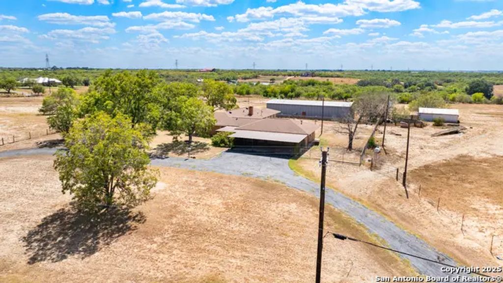 550 Bus Loop 181 S, Floresville