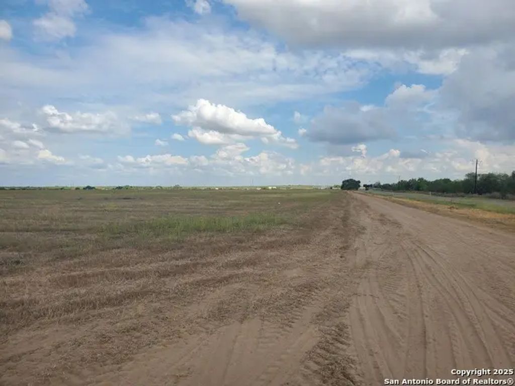 8063 County Road 2400, Moore