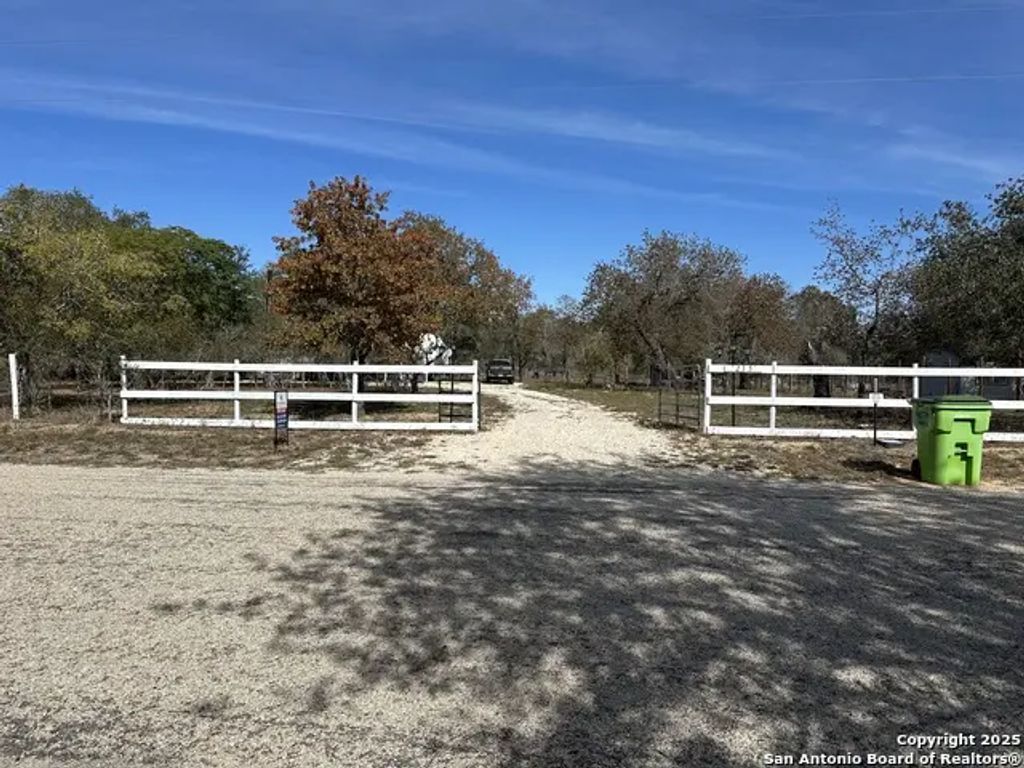 235 E King Phillips, Poteet