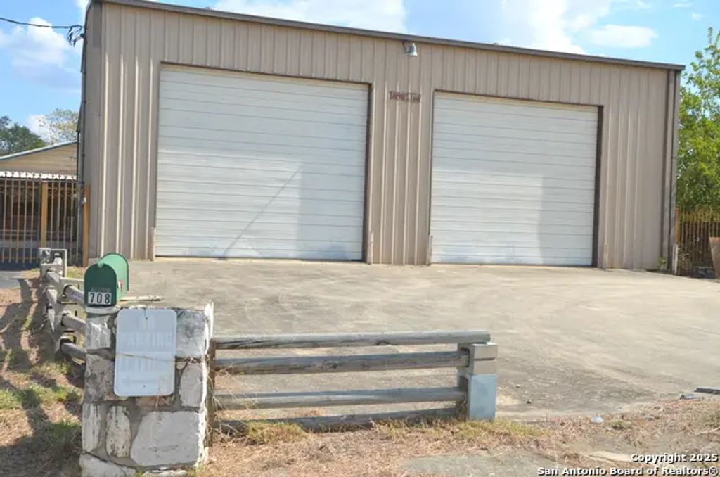 708 N Teel, Devine