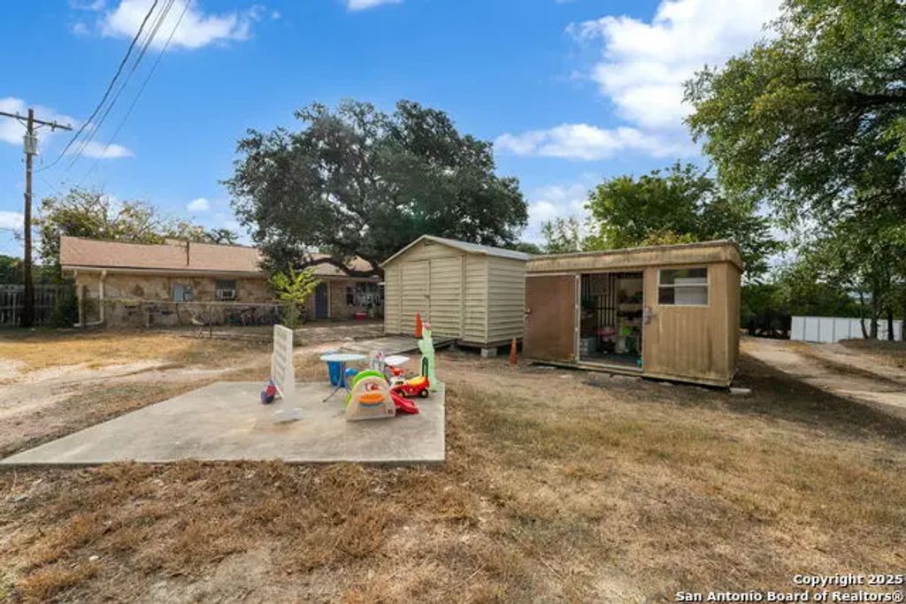 930 N School St, Boerne