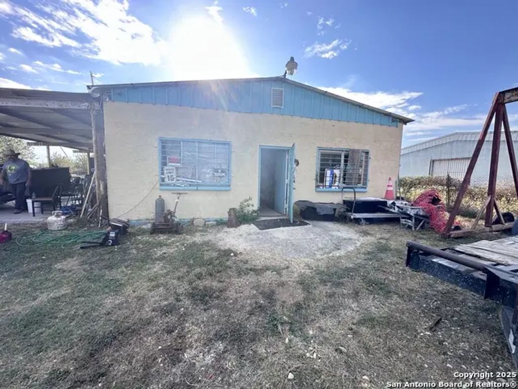 110 County Road 6840, Lytle