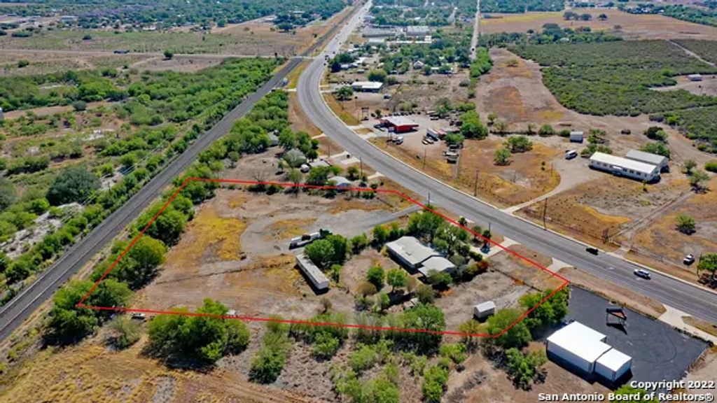 2906 Us Highway 90, Hondo