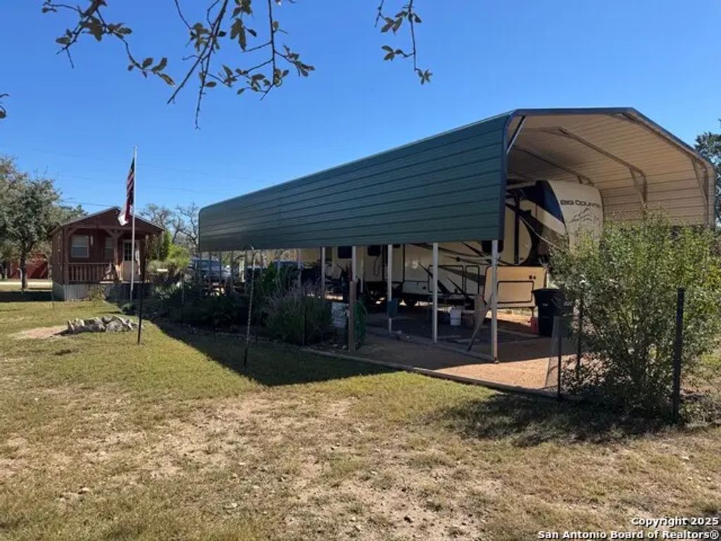 567 River Bend, Bandera