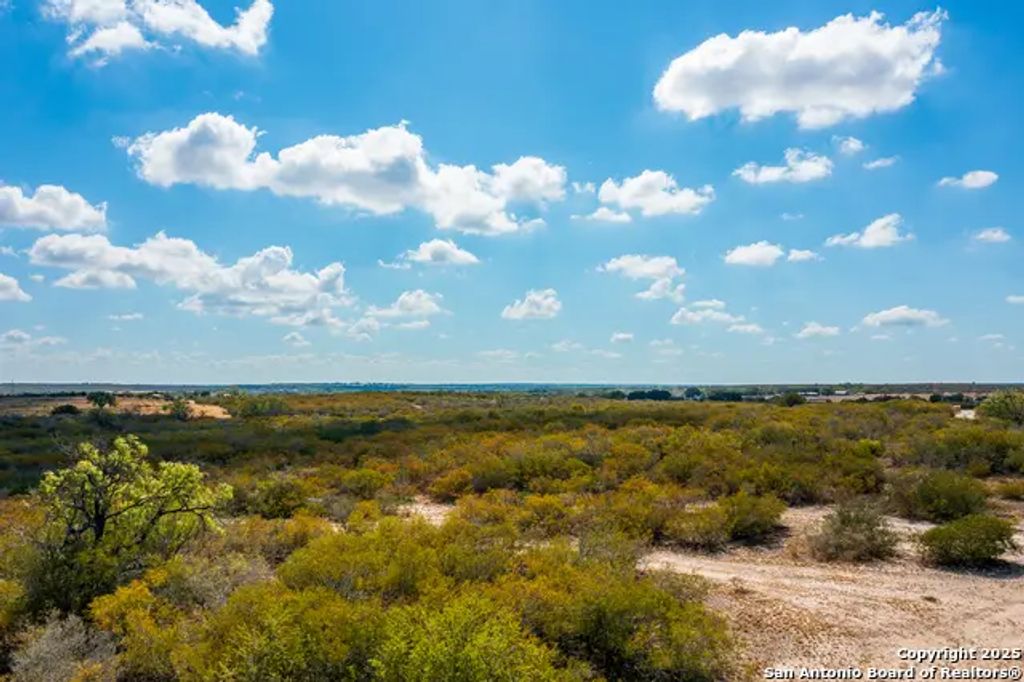 840 County Road 652, Devine