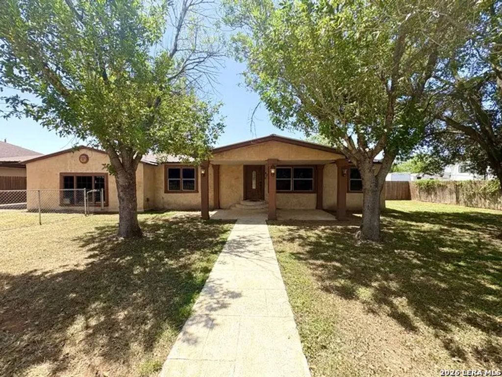 42 Mobile Rd, Cotulla