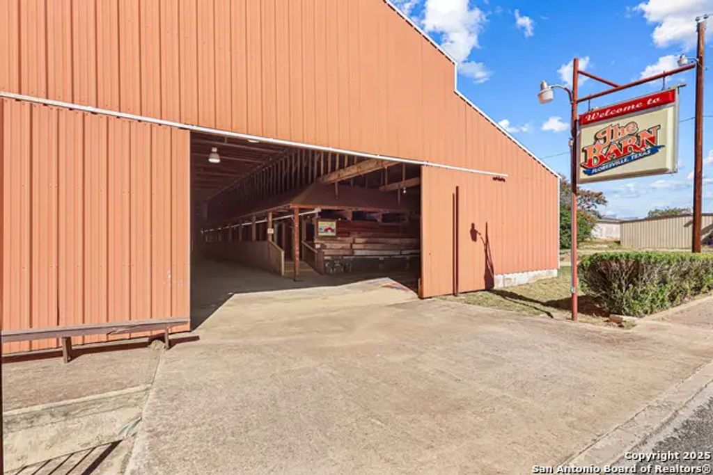1001 D, Floresville