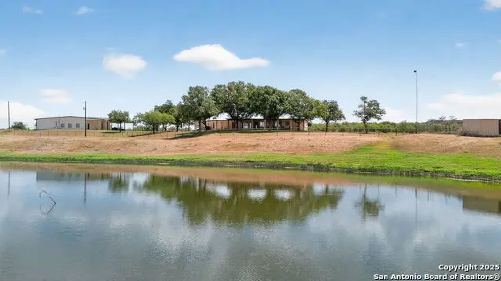 2220 Fm 1343, Devine