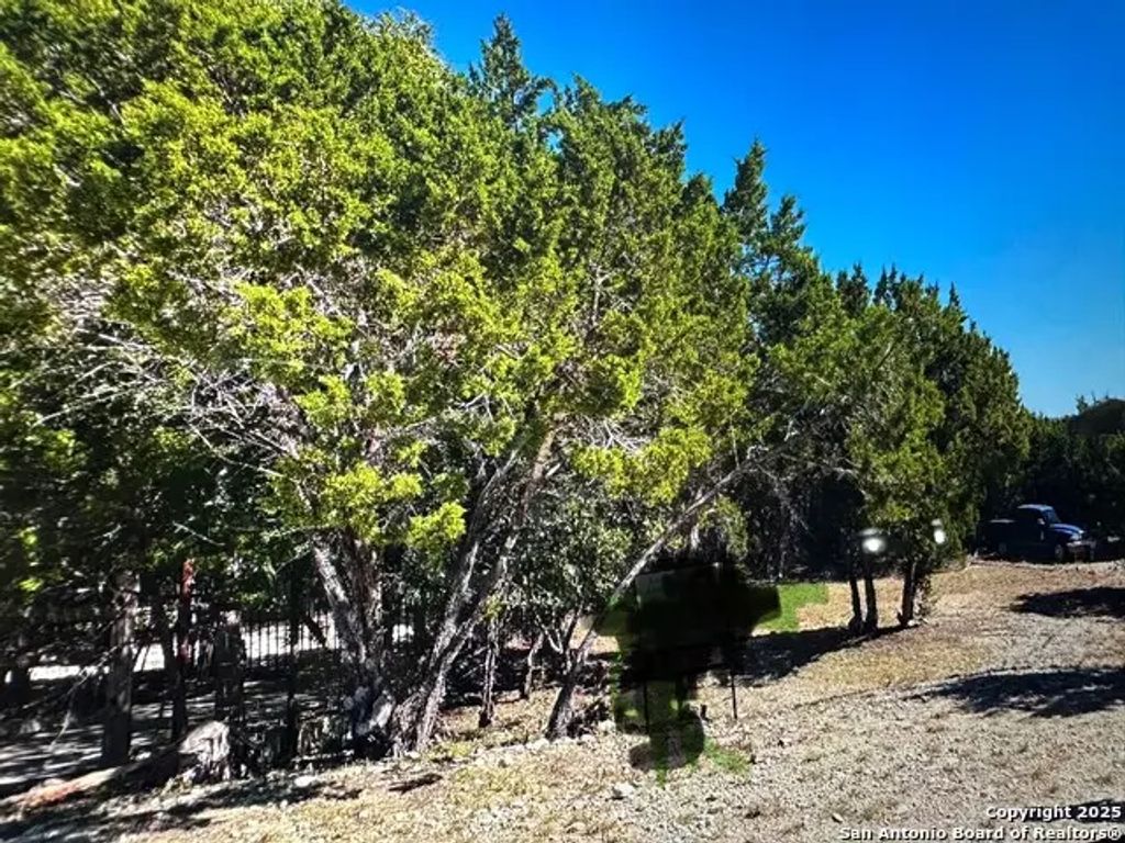 240 Pecos, Bandera