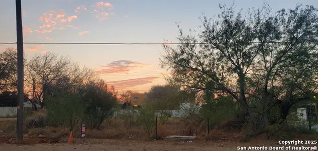 403 S Front, Cotulla