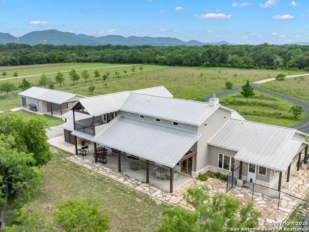 497 Cypress Falls, Utopia