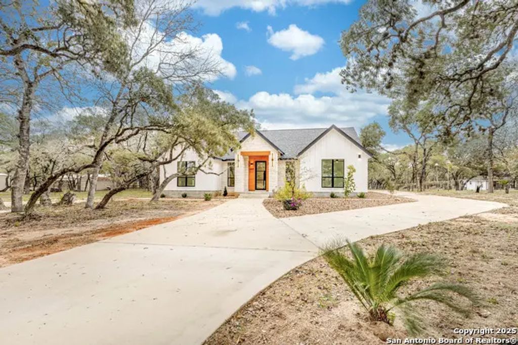 864 Paddy Rd, Floresville