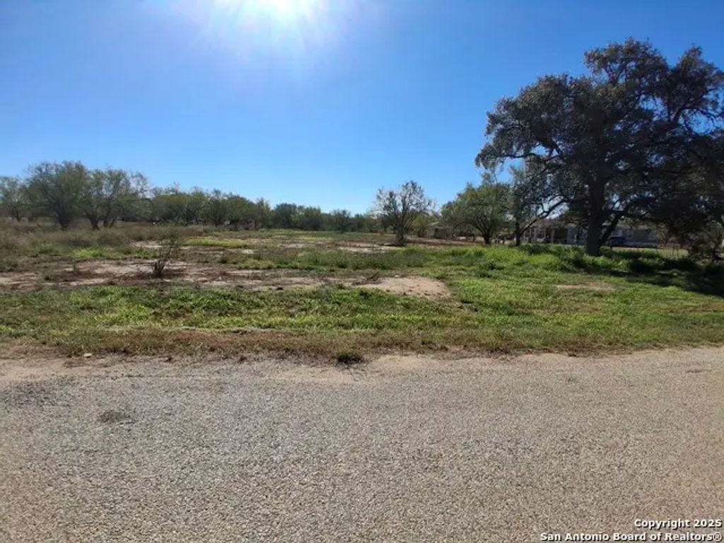 105 County Road 2671, Devine