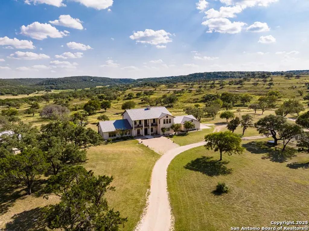 945 Elm Pass, Center Point