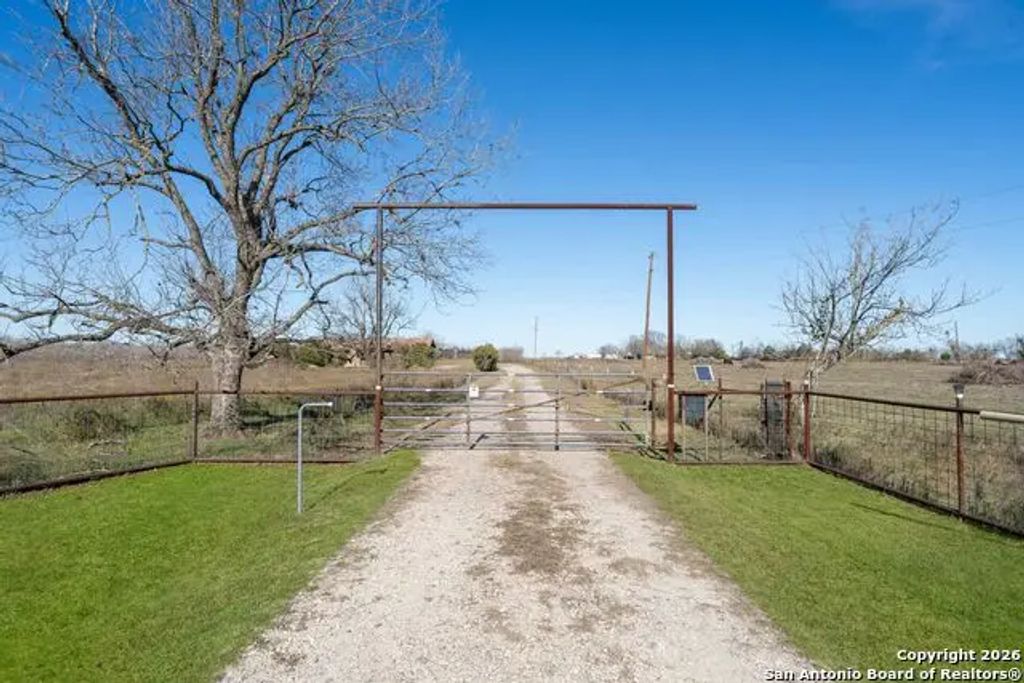 19414 Lockwood, Manor